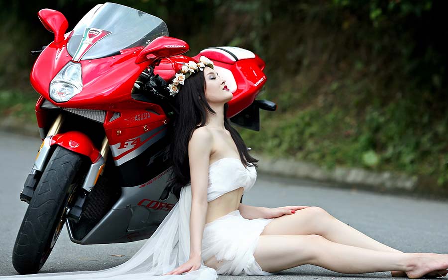 Beautiful girls and motorcycles in Heuzhou