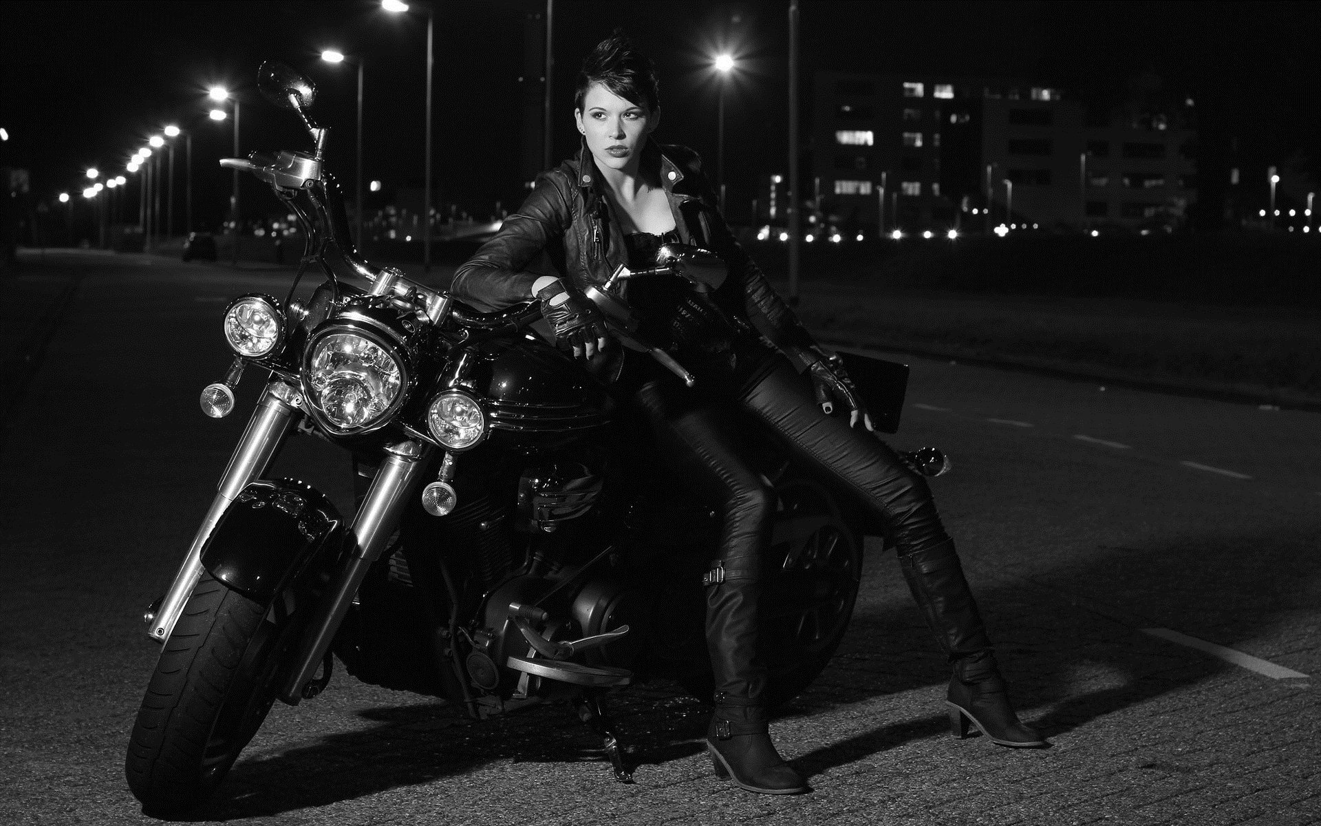 Photo Beautiful girls and motorcycles in Heuzhou